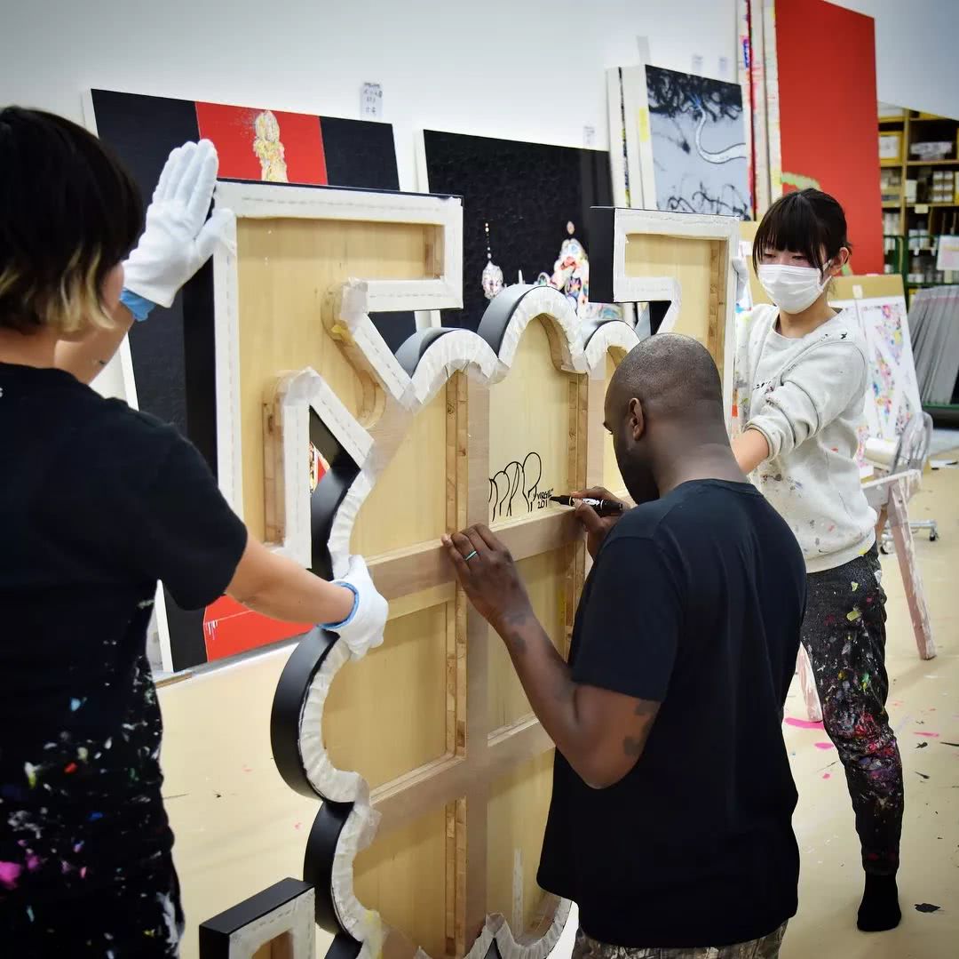 2019春夏男装走秀前试装王俊凯,王俊凯红衣时装周