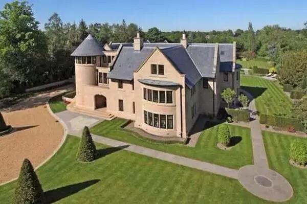 梅西到底有多少钱买了多少套房,梅西一个月工资多少钱