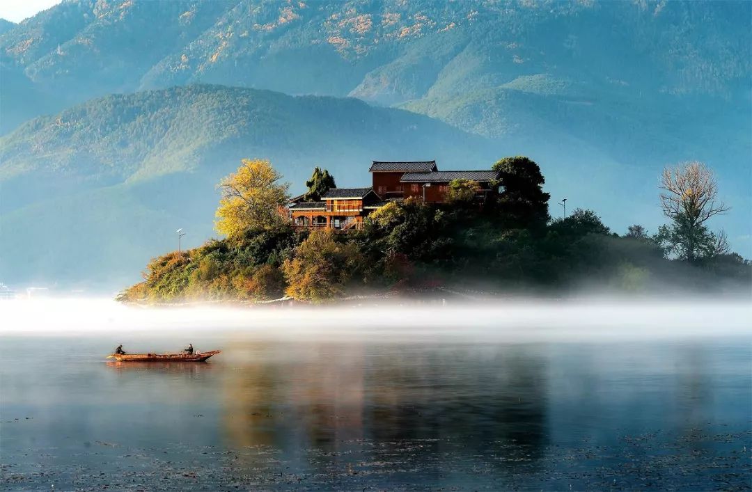 驻足眼前美景,泸沽湖的静谧之美