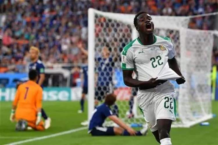 队长袖标戴在右臂的含义,队长袖标戴手臂上