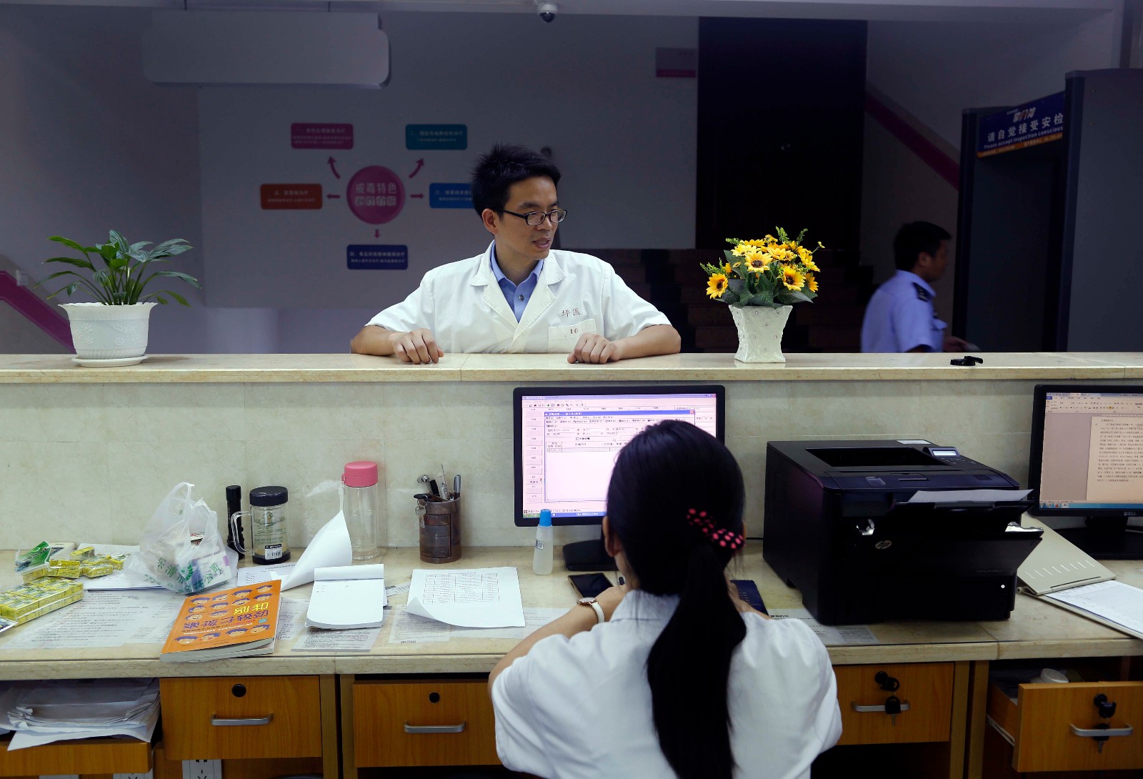 这位戒毒医生18年帮助15000人解除毒瘾,有人磕头谢恩