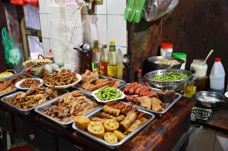 武汉美食必吃推荐粮道街饼夹烧卖,武汉一元路怪味烧饼几点开门