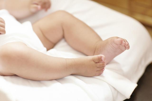 如何判断宝宝腿弯不弯,宝宝腿型弯曲怎么调整