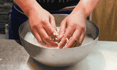 白色衣服放洗衣机变黄了怎么洗白,洗衣机洗衣服发黄变白的小妙招