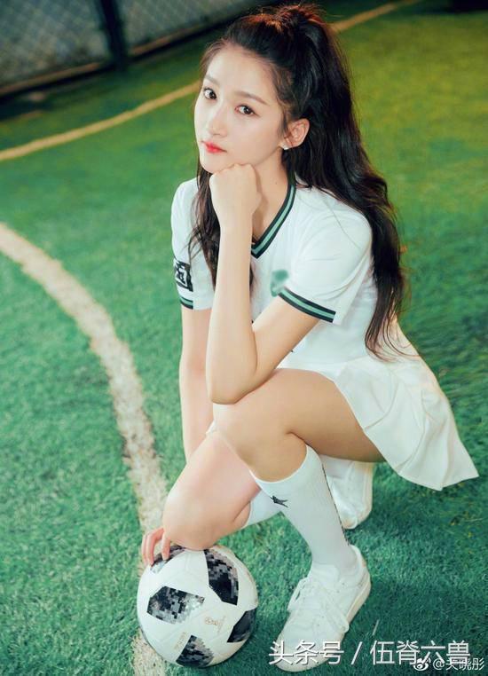 明星们也看世界杯?关晓彤为爱成足球队长,苏醒因梅西把头像变黑