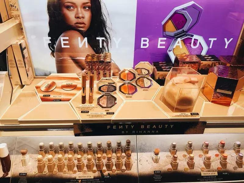 法国丝芙兰美女,外国加油站的女孩加油