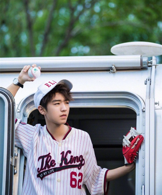 蔡徐坤登杂志封面棒球衣撞衫王俊凯两位运动男孩谁更帅一点？