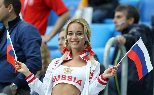 c罗中国女明星,22年世界杯与c罗合影的姑娘是谁