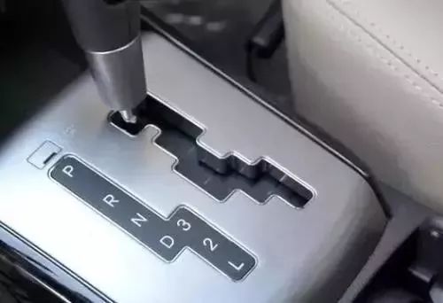 高速刹车失灵可不可以慢慢拉手刹,高速路刹车失灵正确方法