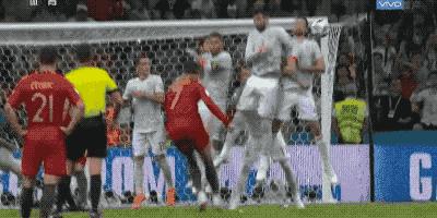 香蕉球落叶球电梯球的区别,c罗的电梯球技巧教学