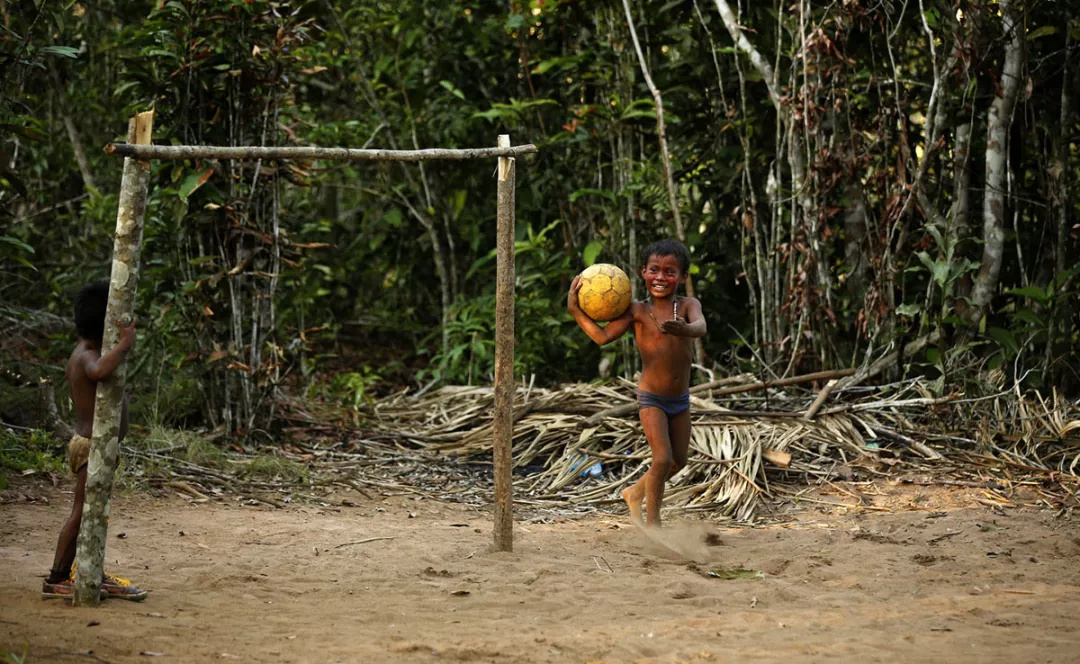 世界十大奇异足球场,足球场真实奇葩战术