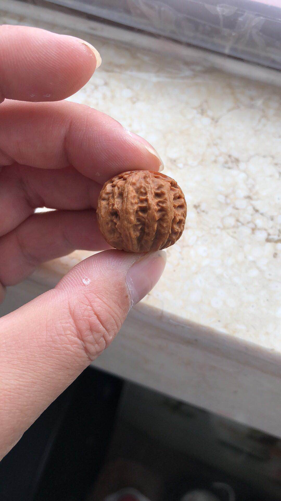 文玩市场淘鬼脸小核桃手串,十棱文玩小核桃手串哪产的