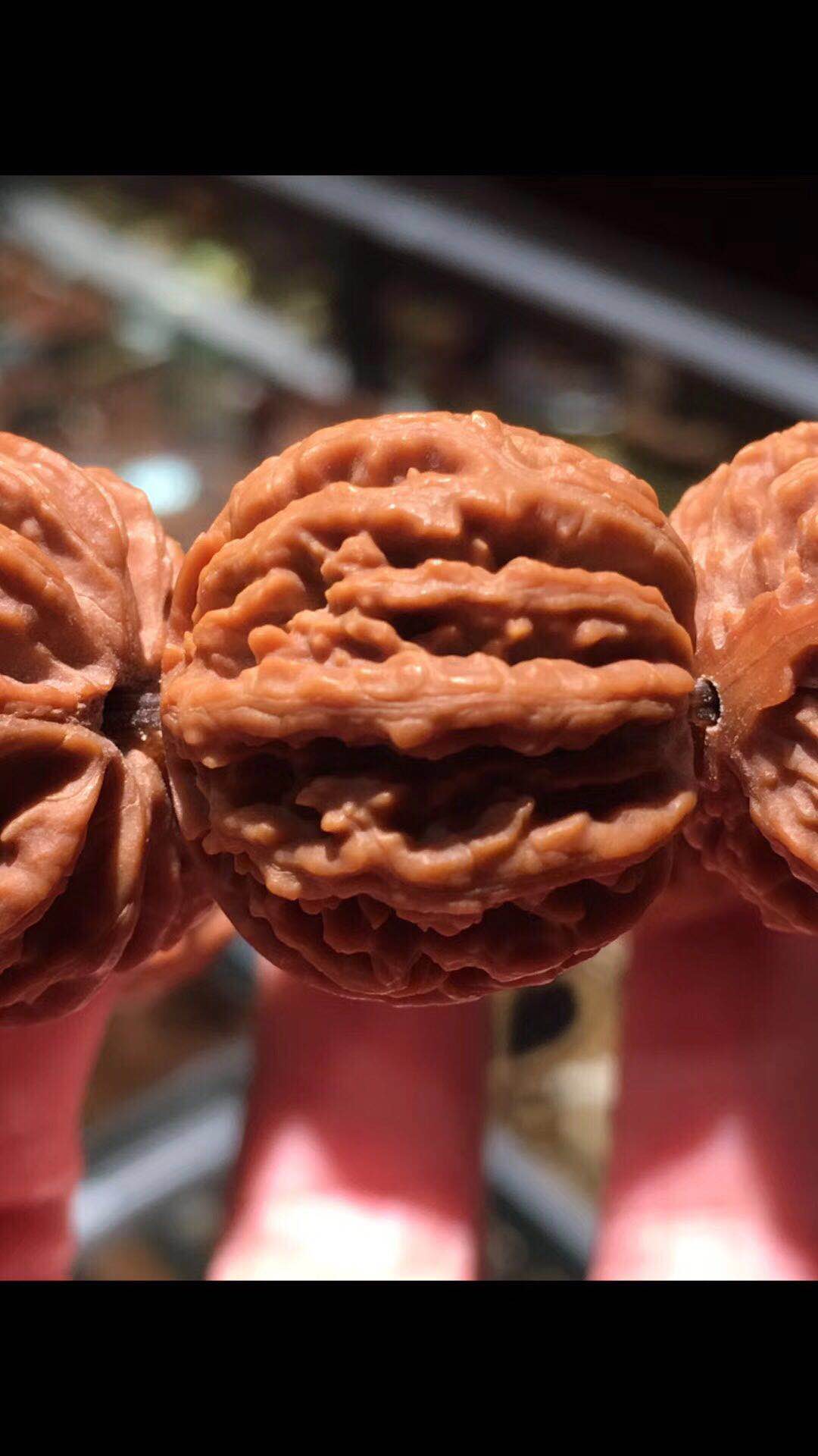 文玩市场淘鬼脸小核桃手串,十棱文玩小核桃手串哪产的