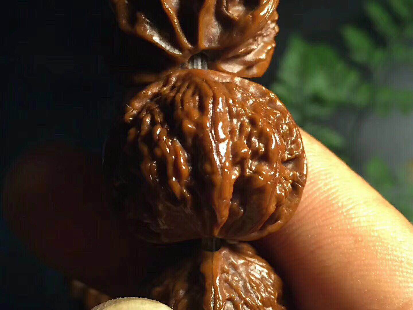 文玩市场淘鬼脸小核桃手串,十棱文玩小核桃手串哪产的
