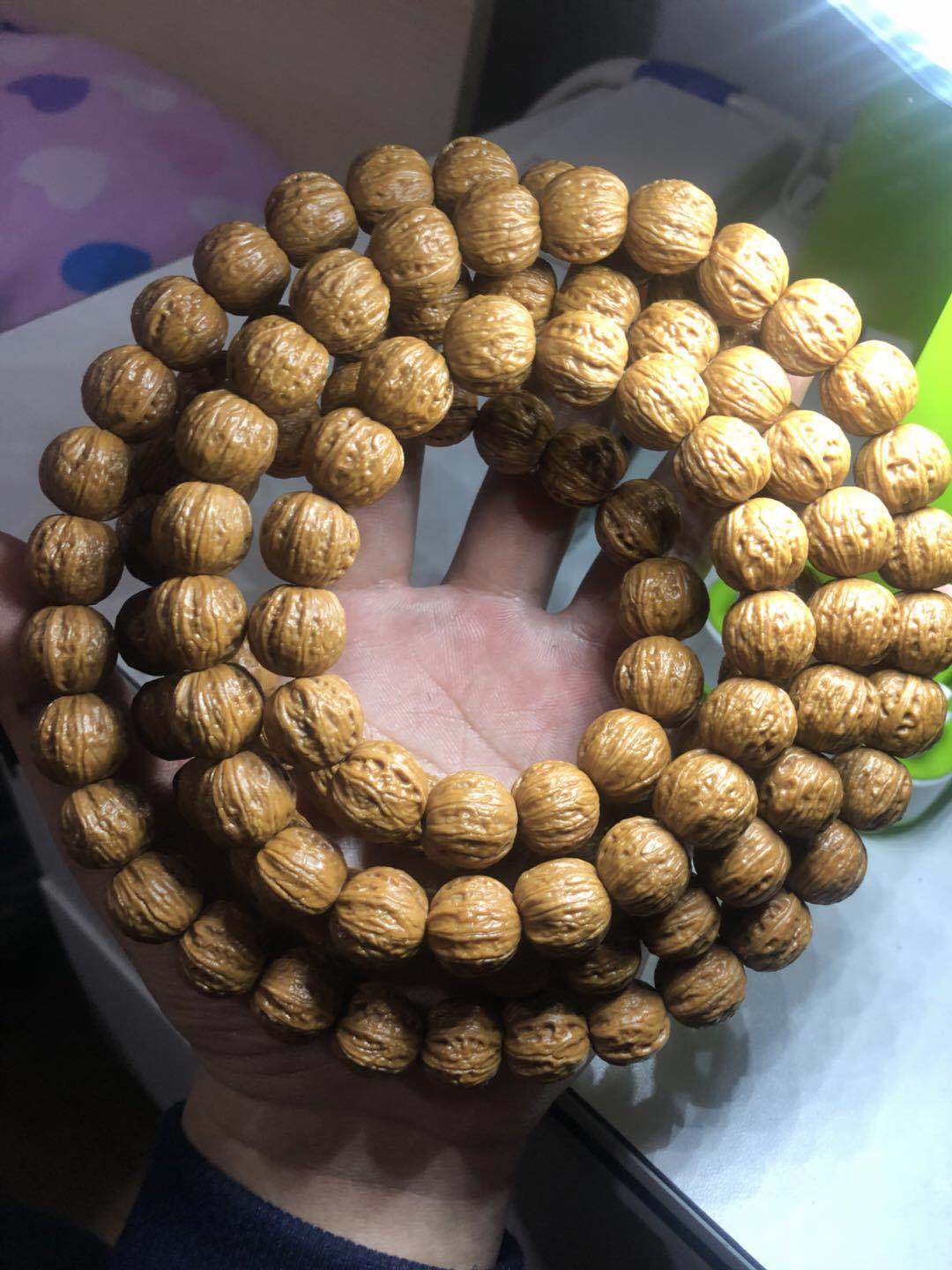 文玩市场淘鬼脸小核桃手串,十棱文玩小核桃手串哪产的