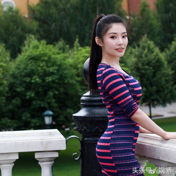 徐冬冬晒黑色泳装造型随拍,徐冬冬穿背心黑白照