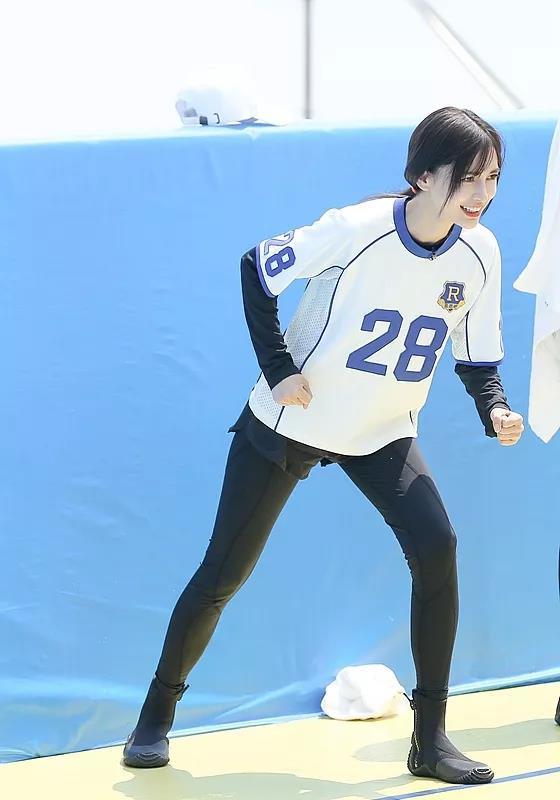 为了捍卫女性的尊严和魅力，穿套Fashion运动装来看世界杯！