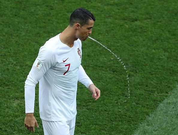 c罗被铲鲁尼出头,c罗被铲球站起来