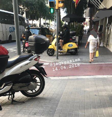 朴灿烈偶遇,朴灿烈机场脱鞋