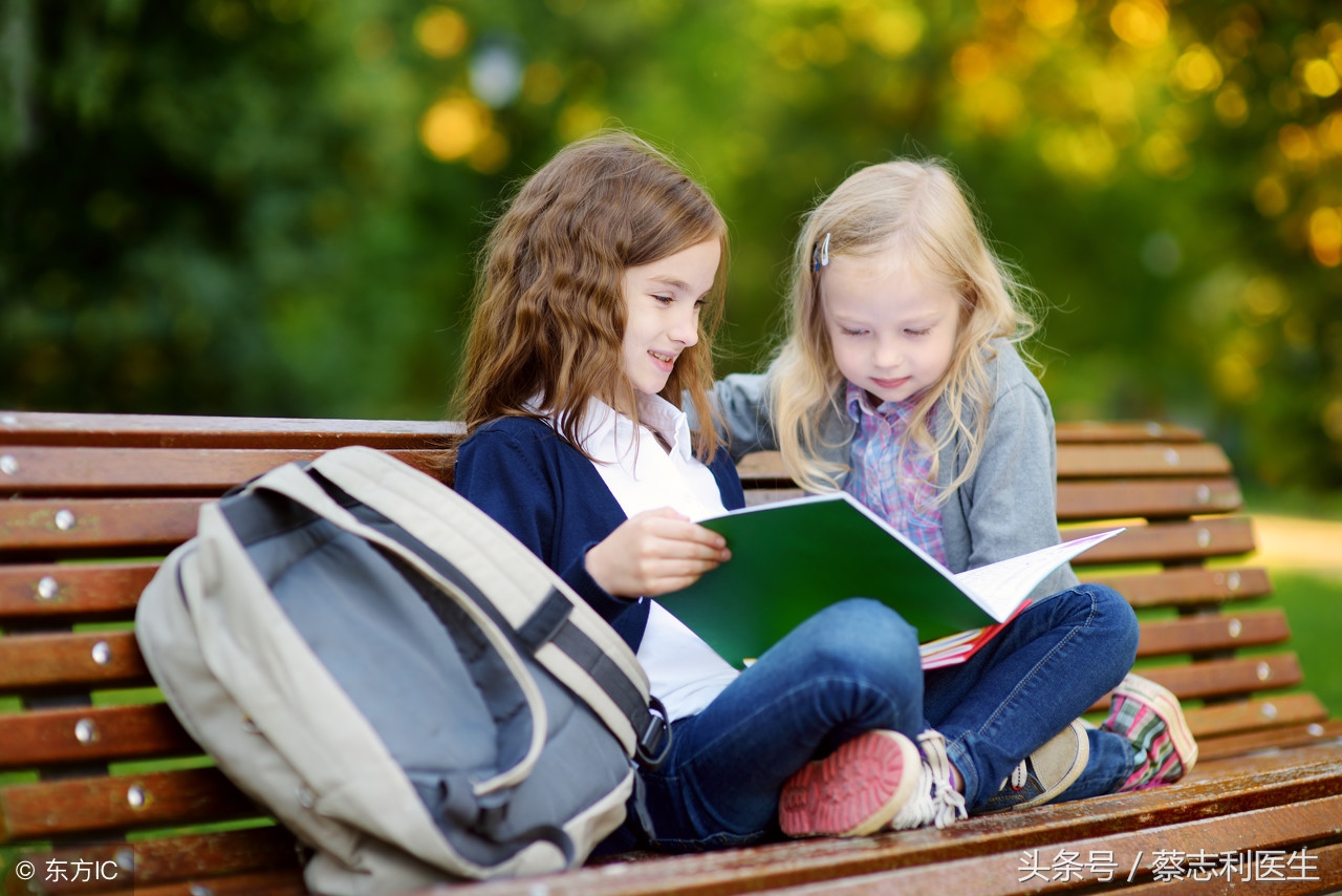 2岁小孩很活泼不说话是自闭症吗,三岁半宝宝说话晚怎样排除自闭症