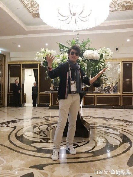 郎朗现身世界杯求偶遇，郎朗瘦了米卢老了，郎朗的坐姿引争议！