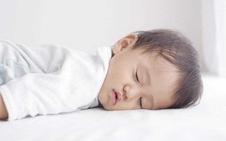 婴儿缺钙出汗和热出汗的区别,小孩不缺钙但睡觉就一直出汗