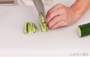 凉菜芥末黄瓜凉皮,黄瓜拌凉皮放什么调料