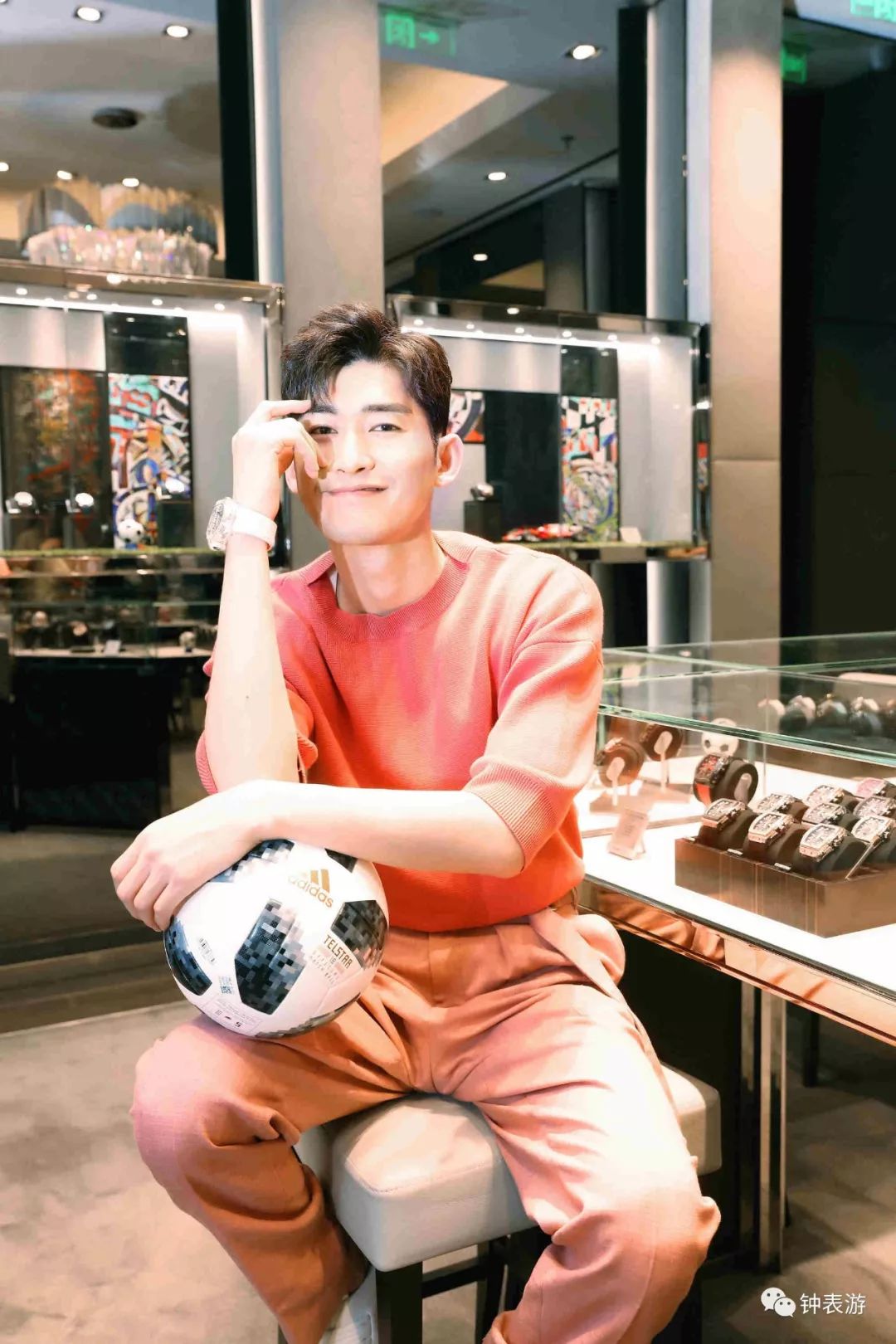 世界杯运动员戴什么表,世界杯裁判带领球员入场