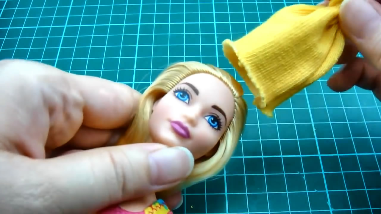 教你学会如何制作可爱的迷你无边帽,用来装饰芭比娃娃非常可爱!