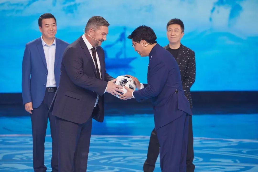 世界杯球员疯抢的那颗足球,踢到了央视的舞台上