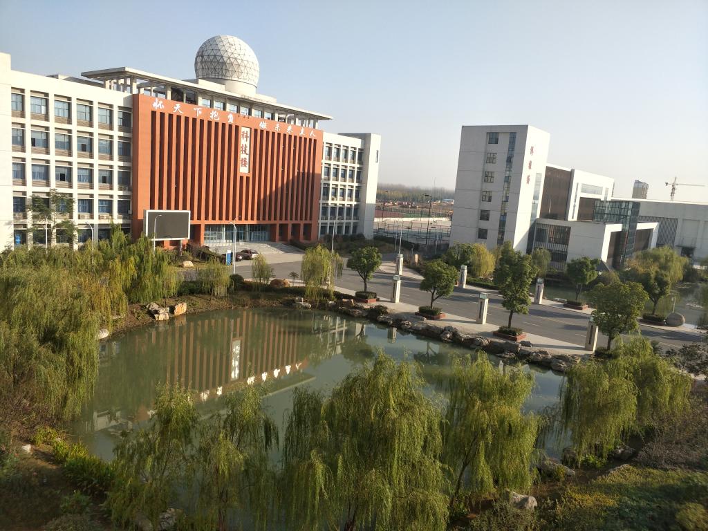 这是一个简单的填空题,填空什么的教室