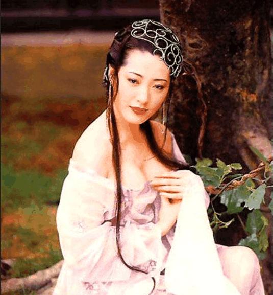 她有着亚洲第一美的上围，因演潘金莲而家喻户晓，如今和豪门交往