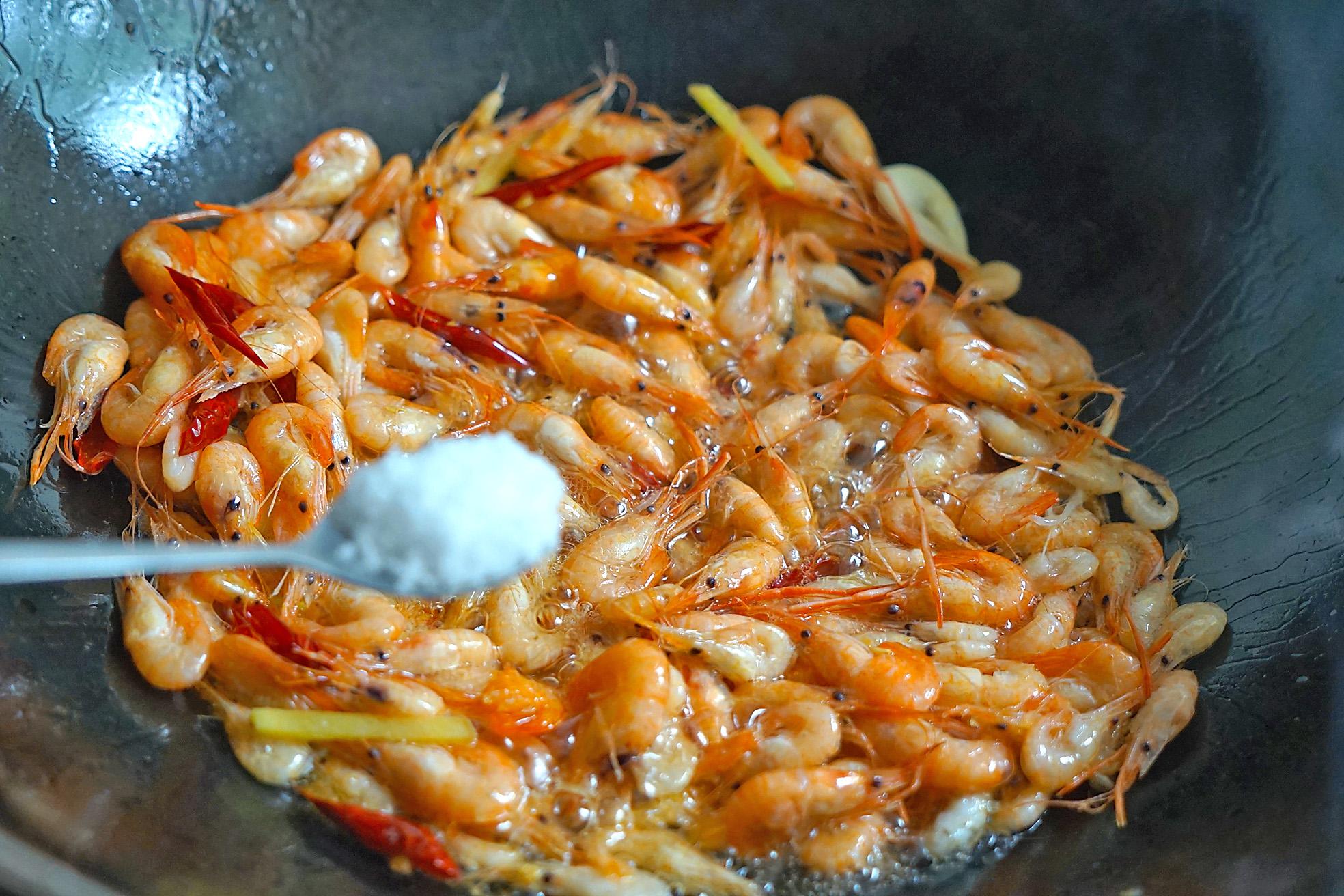 小河虾怎么炒又嫩又好吃又营养,韭菜炒干河虾下酒的做法