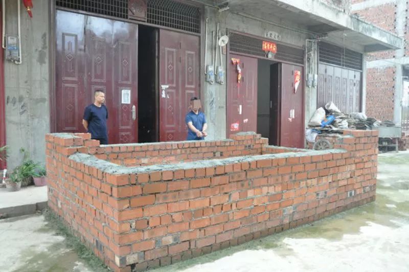 神剑3号·扫黑除恶｜涉嫌敲诈勒索、持枪伤人！*债追**追到家门口建“泳池”？