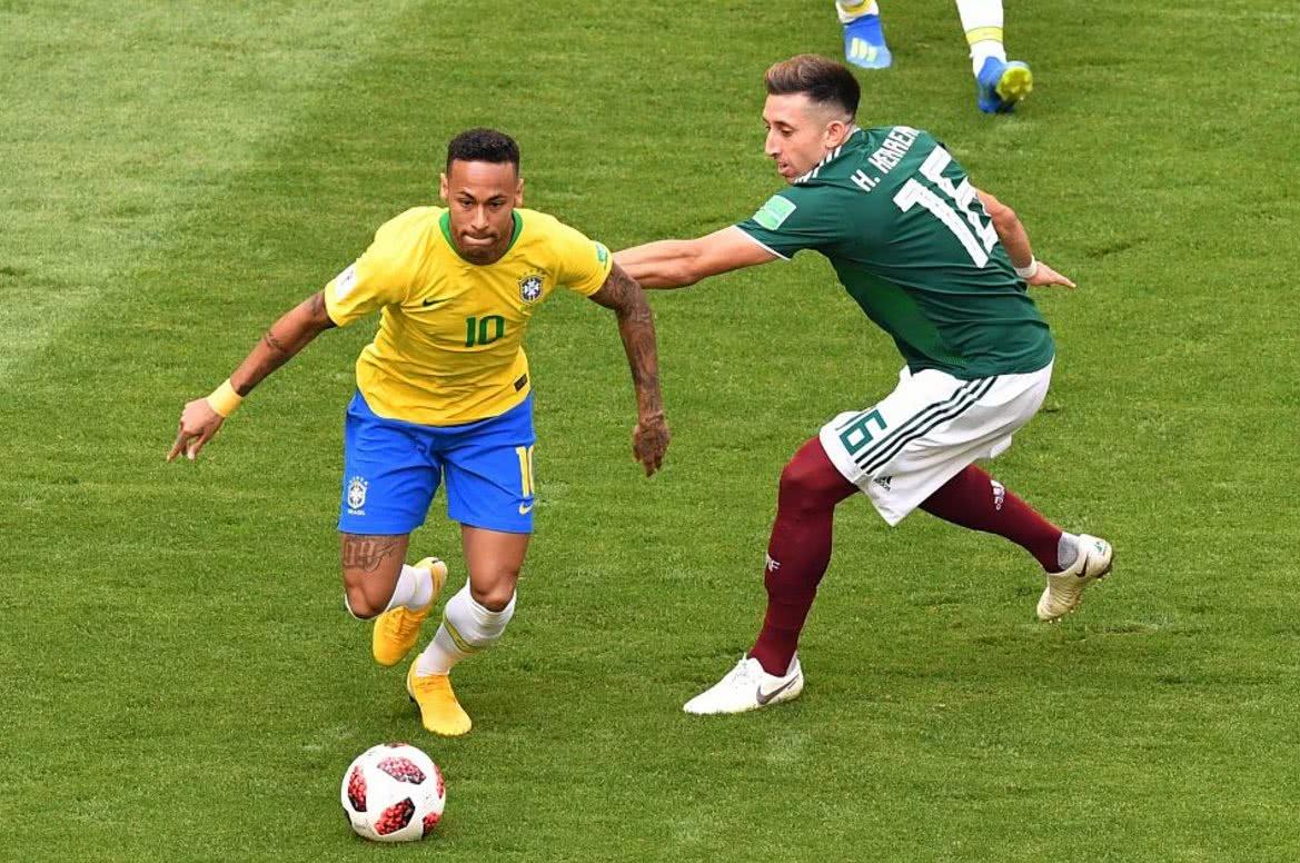 内马尔被踩一幕令人心痛,内马尔被踩伊布回应