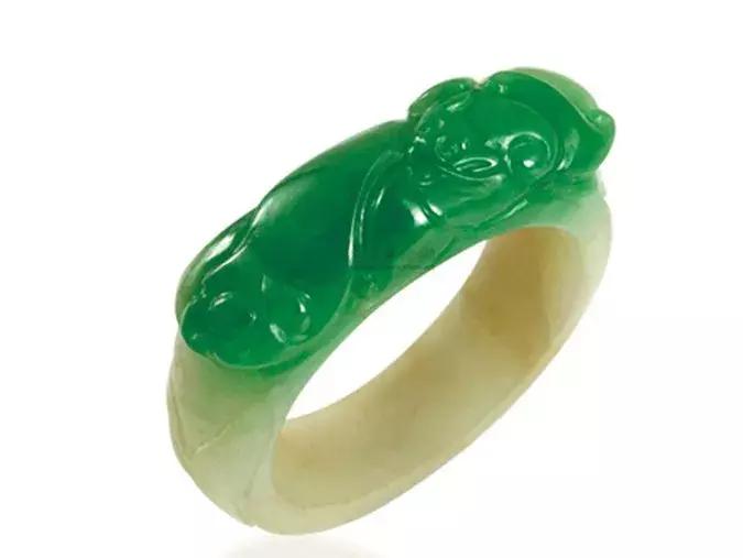 戴翡翠手镯搭配什么饰品,翡翠首饰如何搭配更显美丽与年轻