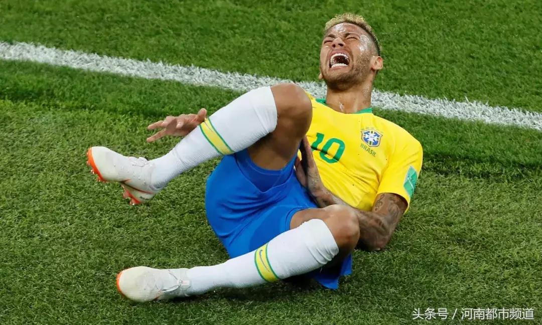 内马尔玩花式足球被揍,内马尔花式足球被揍