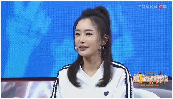 做客优酷世界杯直播节目“伪球迷”秦岚回答足球问题惨遭水罚