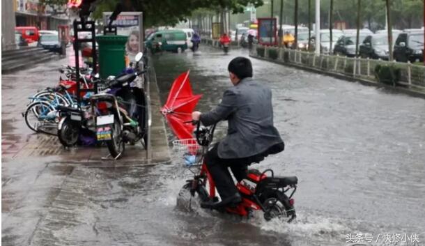 电动车进水有危害吗,电动车后轮雨天会进水吗