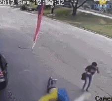 内马尔被踩了几脚,内马尔被三个人踩