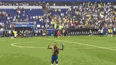 只会内马尔滚？赛后内马尔兴奋脱衣握双臂送飞吻，就差彩虹过人了