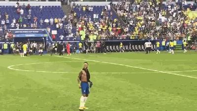 只会内马尔滚？赛后内马尔兴奋脱衣握双臂送飞吻，就差彩虹过人了