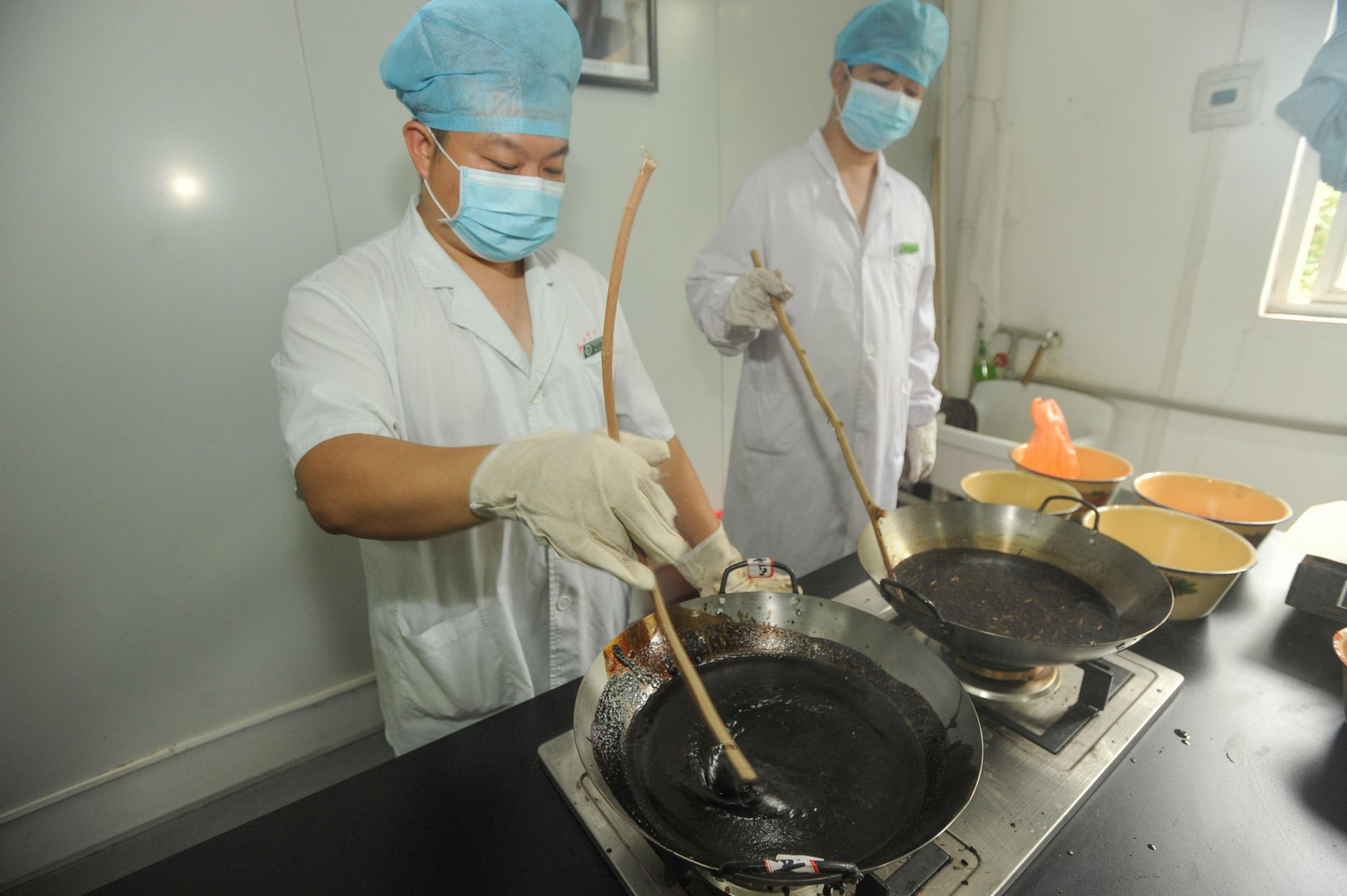 探秘冬病夏治三伏贴生产基地：小锅熬制安全，桑枝搅拌轻便
