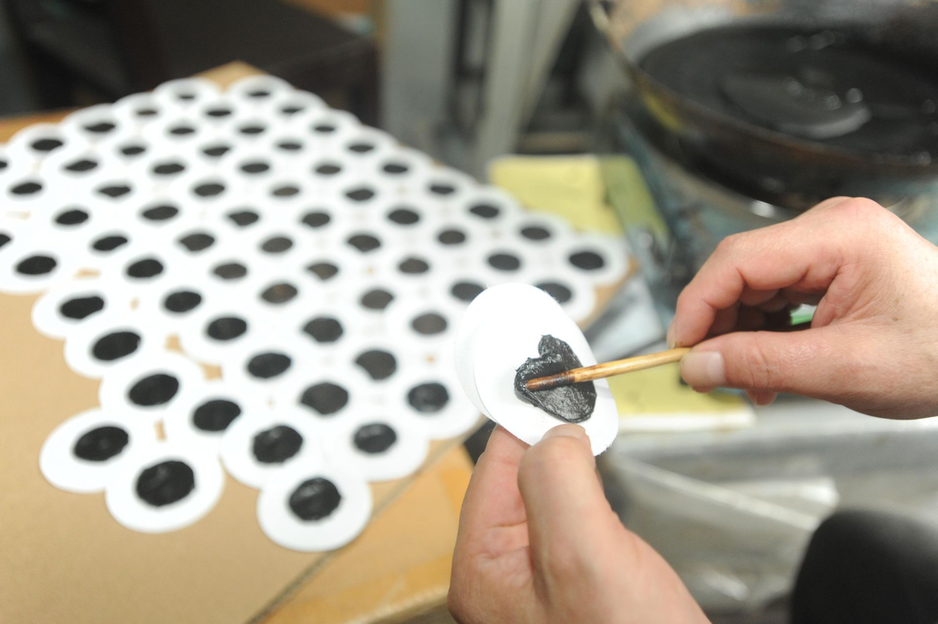 探秘冬病夏治三伏贴生产基地：小锅熬制安全，桑枝搅拌轻便