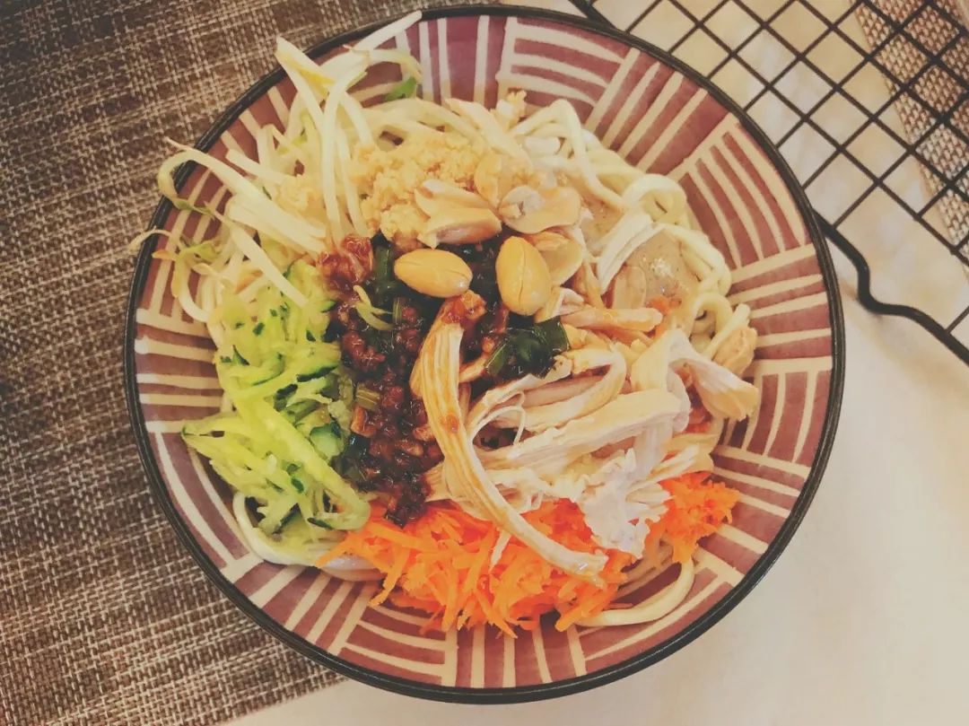 D184：炎炎夏日里的你需要的是这样一顿晚餐~鸡丝凉面
