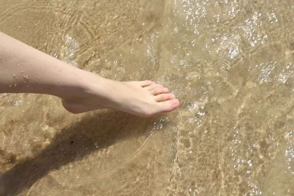 擦掉一张皮，双脚换皮术！死皮、老茧一喷就没，15秒还原嫩白玉足！