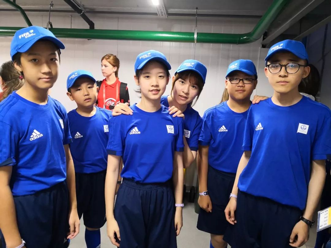 松山湖两名足球小将亮相世界杯,与内马尔、厄齐尔等球星面对面!