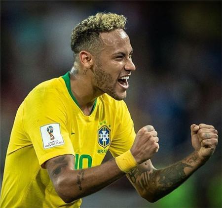 世界杯巴西内马尔球迷头顶方便面,内马尔18年世界杯泡面头