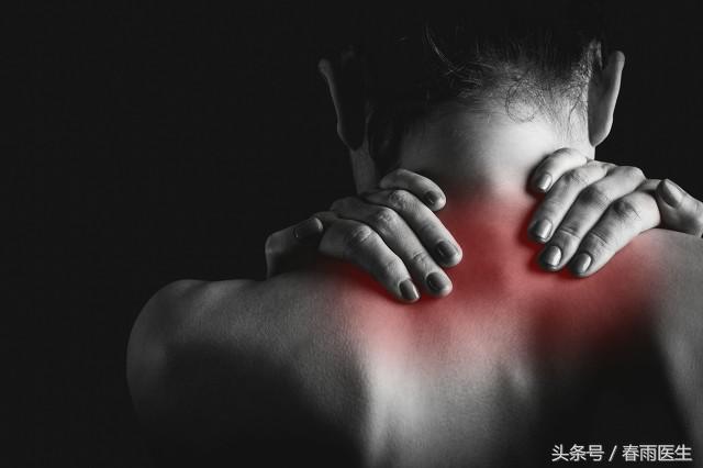 内马尔被铲多次,内马尔被犯规滚了好几圈