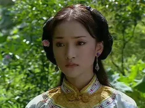 46岁周迅穿露肩装现身,周迅素颜亮相穿着休闲